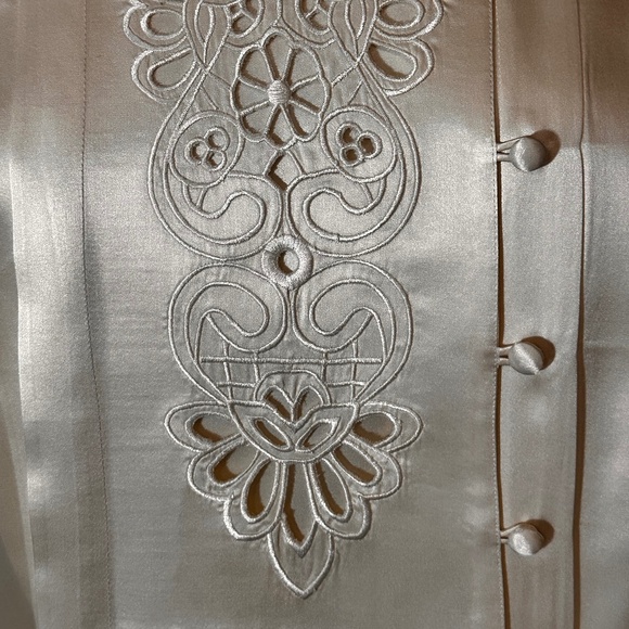 Elegant Cream Silk Blouse w/ Cutwork Lace & Soft Pleats - A Classic - Sz. L - Picture 6 of 12